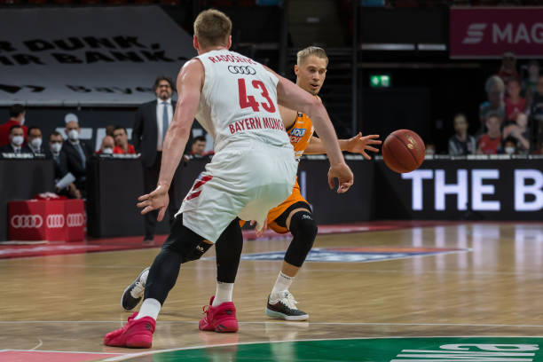 他的出现激 他的出现激